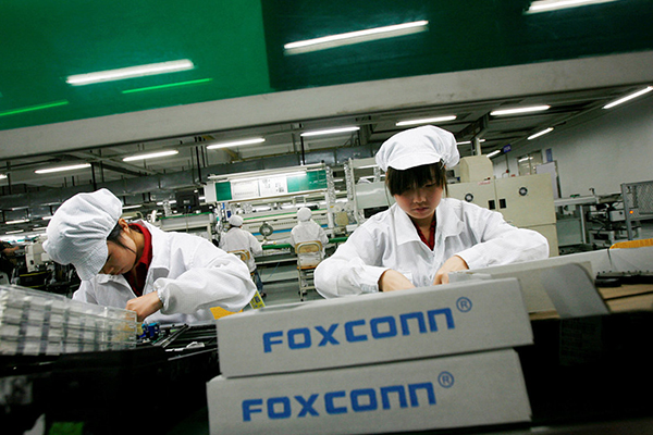 Największa na świecie fabryka iPhone'ów w Zhengzhou pędzi ponownie zatrudnić, aby sprostać wysokiemu popytowi